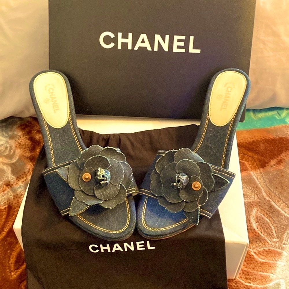 AUTHENTIC CHANEL INTERLOCKIN CC LOGO CHANEL DENIM CAMELIA FLORAL W/DUSTBAG & BOX